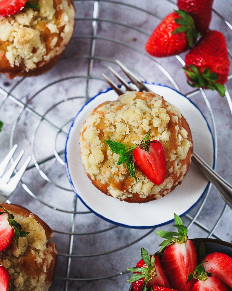 Rhubarb Muffins with Streusel Topping | Rhabarbermuffins mit Streuseln